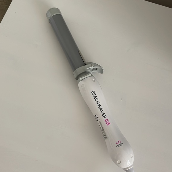 Beachwaver S1.25 Dual Voltage White Rotating Curling Iron - Picture 3 of 7